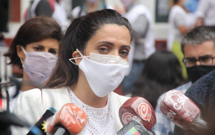 La titular de PAMI, Luana Volnovich, cuestionó la clausura del Hospital Español.