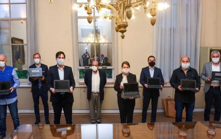 El ministro de Educación, Nicolás Trotta, junto a algunos de los intendentes firmantes.