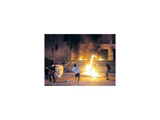 En la noche del martes, manifestantes que condenaban el golpe de Estado de 1976 provocaron destrozos en el Comando de la VI Brigada de Montaña en la ciudad de Neuquén.