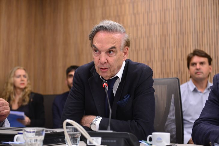 Miguel Pichetto was a key figure in the legislative meeting of the labor commission. Miguel Pichetto was a key figure in the legislative meeting of the labor commission.