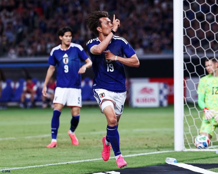 Japón aprovechó la superioridad numérica ante Islandia para anotar el gol de la victoria por 1-0. Japón aprovechó la superioridad numérica ante Islandia para anotar el gol de la victoria por 1-0.