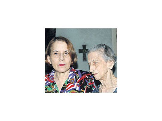 La médica Hilda Molina, junto a su madre en Cuba. Su reclamo para salir de la isla provocó una crisis diplomática con la Argentina en 2004.