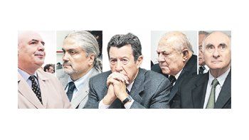 Eludiendo mirarse, los imputados en la causa de los presuntos sobornos en el Senado convivieron ayer, en la primera jornada del juicio, en una pequeña sala: Mario Pontaquarto, Alberto Flamarique -con nuevo retoque capilar-, Augusto Alasino, Remo Costanzo y Fernando de Santibañes (tapado por Fernando de la Rúa).