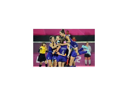 Las Leonas festejan: la victoria las dejó en las puertas de las semifinales.