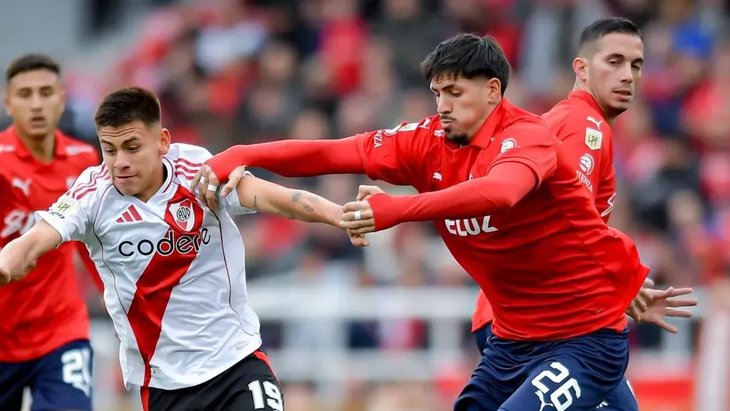 Lomónaco enfrentando a River, uno de los clubes que está interesado en él. Lomónaco enfrentando a River, uno de los clubes que está interesado en él.