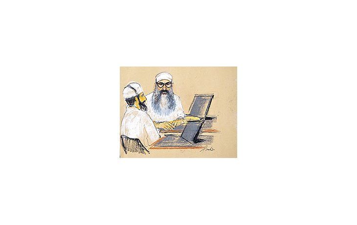 Khalid SheikhMohammed(derecha),organizador delos atentadosdel 11-S, y unode sus presuntoscolaboradores,Walid binAttash, según elartista presenteen la audienciade ayer enGuantánamo.Los dosrechazaron serdefendidos porabogados.