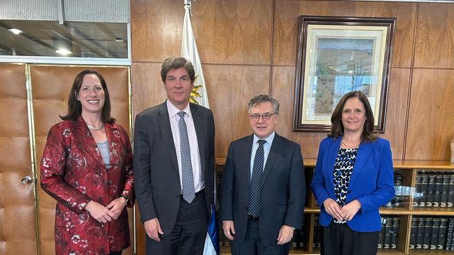 La embajadora Heide Fulton, el jerarca estadounidense José Fernandez, el canciller Omar Paganini y la ministra Elisa Facio dialogaron sobre la potencialidad de las energías renovables en Uruguay.