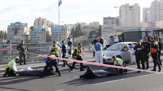 El ataque, perpetrado según la policía por dos residentes de Jerusalén Este, ocupada y anexada por Israel, se produjo poco después de que se anunciara una nueva prórroga de un día en la tregua entre Israel y el movimiento palestino Hamas en la Franja de Gaza, que por séptimo día van a proceder a un canje de rehenes israelíes y presos palestinos.