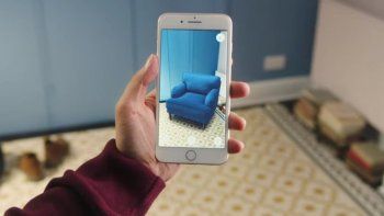 La realidad aumentada permite ver cómo quedaría un mueble en una casa antes de comprarlo.