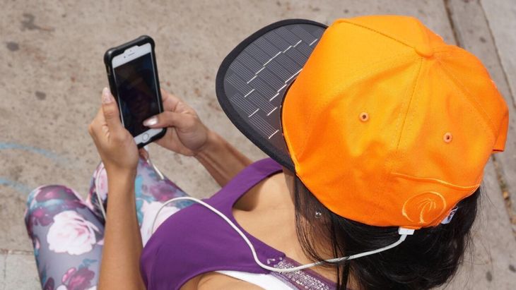 Millones exploran opciones verdes y SolSol responde con una gorra solar que recarga tu celular mientras caminás bajo el sol.  