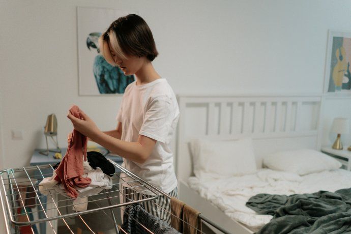 La clave para cuidar la ropa está en elegir bien los materiales, preparar cada prenda y prestar atención al entorno donde se conserva.