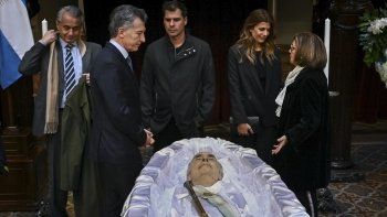 El presidente Macri durante la despedida a De la Rúa