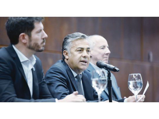 Cambio. Cornejo dijo que se adquirirán vehículos híbridos y eléctricos.