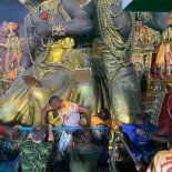 La carroza sufrió un desperfecto, provocando una maniobra fallida que hizo que la gran estructura embistiera al público, atropellando a tres personas. La carroza sufrió un desperfecto, provocando una maniobra fallida que hizo que la gran estructura embistiera al público, atropellando a tres personas.