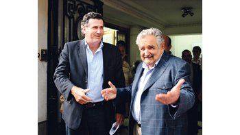 ámbito.com | El presidente electo, José Mujica, se reunió con el ex candidato del Partido Colorado, Pedro Bordaberry. Éste, ante la falta de renovación en el Partido Nacional de Luis Lacalle y Jorge Larrañaga, podría erigirse en el opositor de más relieve, sobre todo