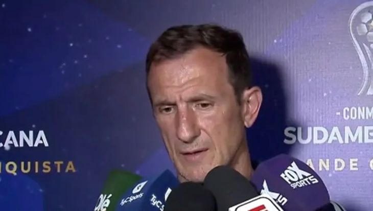 Arruabarrena hablando este lunes con la prensa. Arruabarrena hablando este lunes con la prensa.