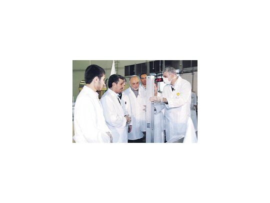 Mahmud Ahmadineyad dirigió la puesta en marcha de un reactor que enriquecerá uranio al 20%. EE.UU. descree de que los progresos anunciados sean tales.