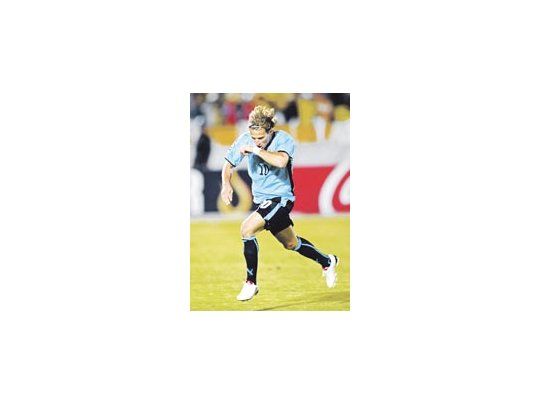 Diego Forlán se besa el anillo. Uruguay quiere ganar porque ya tuvo una mala experiencia con el repechaje.