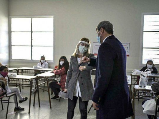 El gobernador Sergio Uñac, en el debut este lunes de “la nueva normalidad educativa”. Las aulas adoptaron la modalidad de “burbuja”, los alumnos recibieron kits de higiene y los docentes, máscaras de acetato.