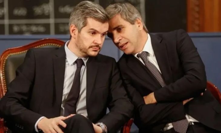 La idea de definir a Caputo como “El Messi de la Economía”, fue de Marcos Peña, buscando instalar entre el publico alguien que era absolutamente desconocido y cuyos “pergaminos lucían cuestionables”. La idea de definir a Caputo como “El Messi de la Economía”, fue de Marcos Peña, buscando instalar entre el publico alguien que era absolutamente desconocido y cuyos “pergaminos lucían cuestionables”.