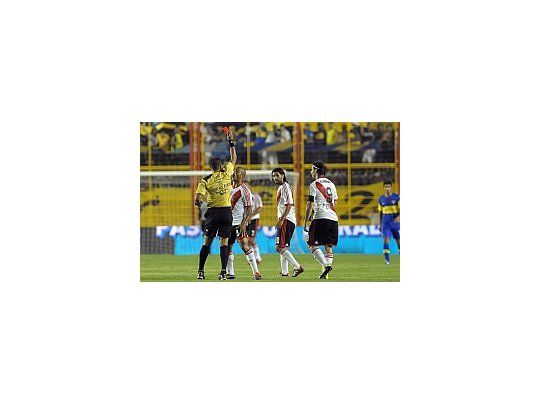 Domínguez fue expulsado a los 26 minutos de juego.