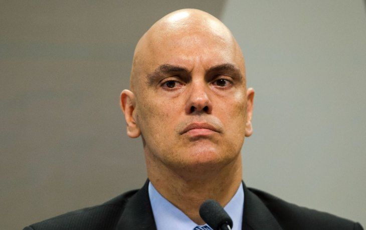 La suspensión fue determinada en una cautelar expedida por el magistrado Alexandre de Moraes, instructor del juicio en el que el líder ultraderechista fue condenado a 27 años y 3 meses de prisión por haber liderado una trama golpista contra Lula. La suspensión fue determinada en una cautelar expedida por el magistrado Alexandre de Moraes, instructor del juicio en el que el líder ultraderechista fue condenado a 27 años y 3 meses de prisión por haber liderado una trama golpista contra Lula.