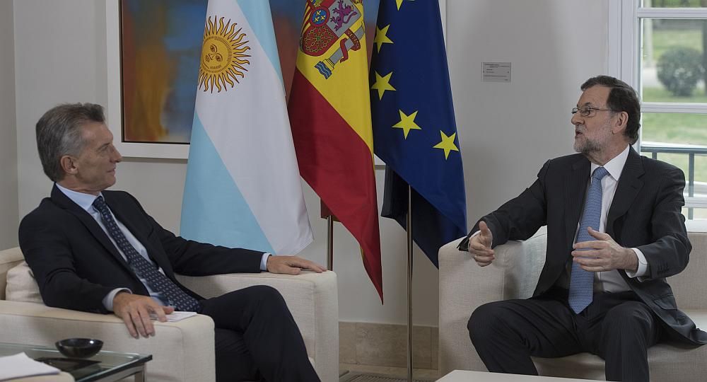 El presidente Macri fue recibido por su par español, Mariano Rajoy, en el Palacion de La Moncloa.