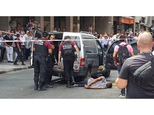 Tiroteo y pánico en el centro porteño: más de 30 disparos, tres heridos y un detenido tras robo a joyería