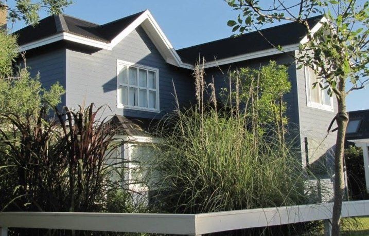 La madera tratada gana protagonismo en proyectos residenciales por su eficiencia térmica, montaje y bajo impacto ambiental (Foto: arquitecto Octavio Roca en Cariló)