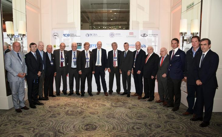 Empresarios junto a Sturzenegger durante el almuerzo de CICYP. Empresarios junto a Sturzenegger durante el almuerzo de CICYP.