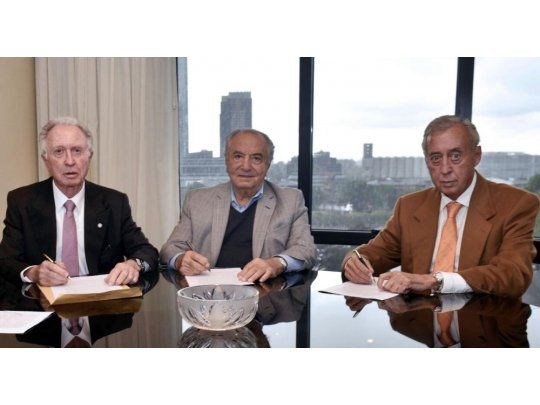 El titular de la Federación Argentina de Empleados de Comercio y Servicio (Faecys), Armando Cavalieri, mantuvo su palabra anterior al encuentro del Gobierno, la CGT y seis cámaras patronales en el Museo del Bicentenario y resignó el pago de un extra de fin de año a cambio de incrementar el porcentaje de suba del 15% al 19%.