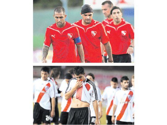 Hay caras que hablan sin abrir la boca. Arriba, los jugadores de Independiente después de la goleada de Estudiantes; abajo, los de River, después de Huracán.