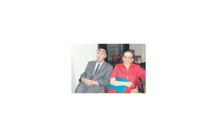 Clorindo Testa y su esposa durante la apertura de su nueva exposición en el auditorio de la CPAU.