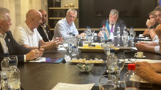 Los industriales durante el encuentro en la sede de la UIA Tucumán.