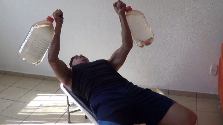 Con creatividad se puede lograr grandes resultados haciendo ejercicios en casa de manera accesible.