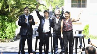 Axel Kicillof estuvo acompañado por el ministro de Salud, Nicolás Kreplak, la subsecretaria de Salud Mental, Consumos Problemáticos y Violencias en el Ámbito de la Salud, Julieta Calmels; y el intendente local, Mario Secco.