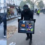 Una camiseta del Barcelona y una cinta de capitán firmadas por Lionel Messi fueron sustraídas de un museo de fútbol de París.