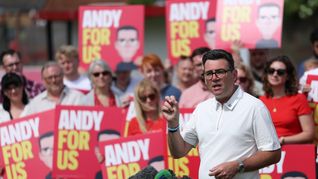 El nuevo primer ministro británico Andy Burnham anunció su primera medida: la eliminación del impuesto en la factura de luz. El nuevo primer ministro británico Andy Burnham anunció su primera medida: la eliminación del impuesto en la factura de luz.