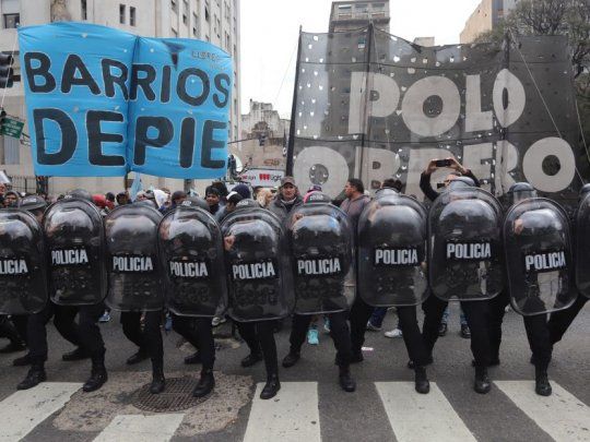 La Policía durante la represión del miércoles.