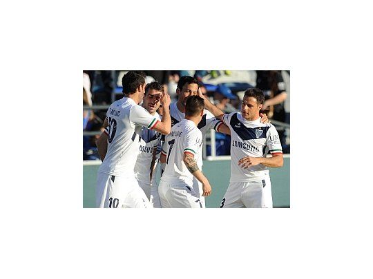 Vélez lo resolvió con comodidad y llegó a lo más alto