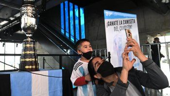 Rosario: Miles de personas concurrieron este fin de semana a fotografiarse con la réplica de la Copa América, que la selección ganó hace dos semanas en el Maracanazo, expuesta en el Museo del Deporte, situado en el barrio rosarino La Bajada, donde nació el capitán del equipo, Lionel Messi.
