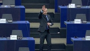 El búlgaro Angel Dzhambazki al momento del saludo nazi.