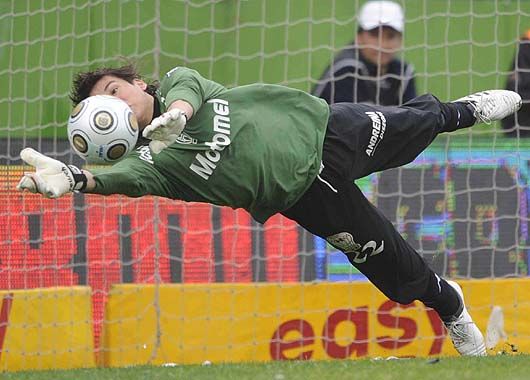 Monzón le tapa el pelan a Rodrigp López y le da el titulo privisoriamente a Huracán.