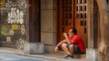 Est&aacute; prohibido fumar en la calle, salvo que se pueda mantener una distancia de seguridad de dos metros.&nbsp;
