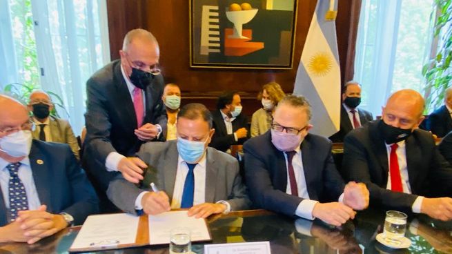 El gobernador, Ricardo Quintela, durante la firma del acta acuerdo del Plan Ganadero Argentino.