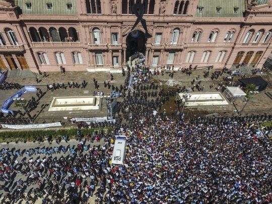 Miles de fanáticos despidieron a Diego Maradona en Casa Rosada.