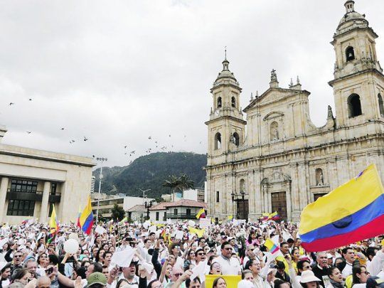 UNIÓN. Colombia unida contra el terrorismo fue el lema que aunó a ciudadanos y dirigentes oficialista y opositores en las manifestaciones por el ataque en la escuela de cadetes, ocurrido el jueves pasado.