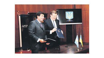 ámbito.com | El titular de la AFIP, Ricardo Echegaray, y el ministro de Asuntos Exteriores de Ucrania, Kostyantyn Gryshchenko, firmaron un acuerdo de intercambio de información aduanera.
