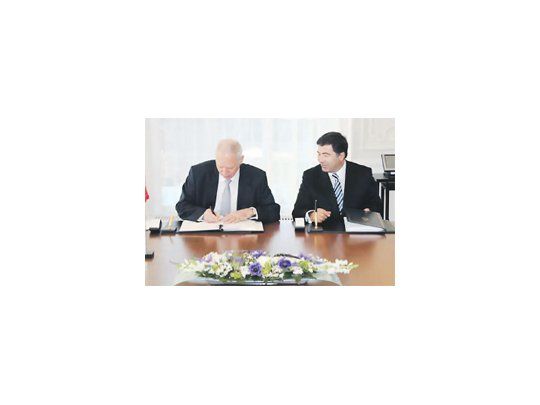 Jacques de Wateville, secretario para Asuntos Financieros Internacionales (Suiza), con Ricardo Echegaray cuando se firmó acuerdo. “Se elimina el secreto fiscal y financiero entre Suiza y la Argentina”, señaló el europeo.