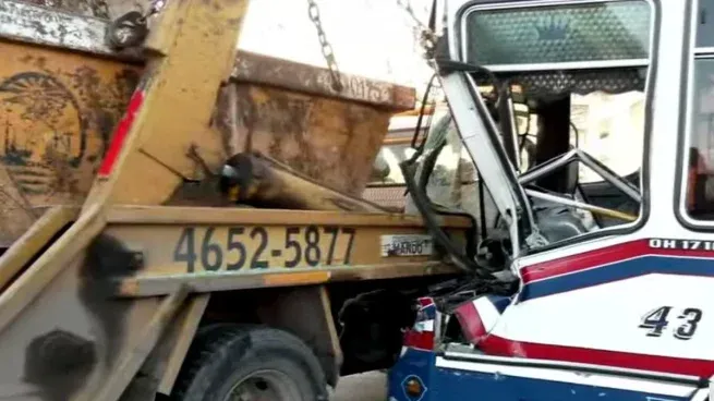 Impactante choque entre un camión de volquetes y un colectivo&nbsp;